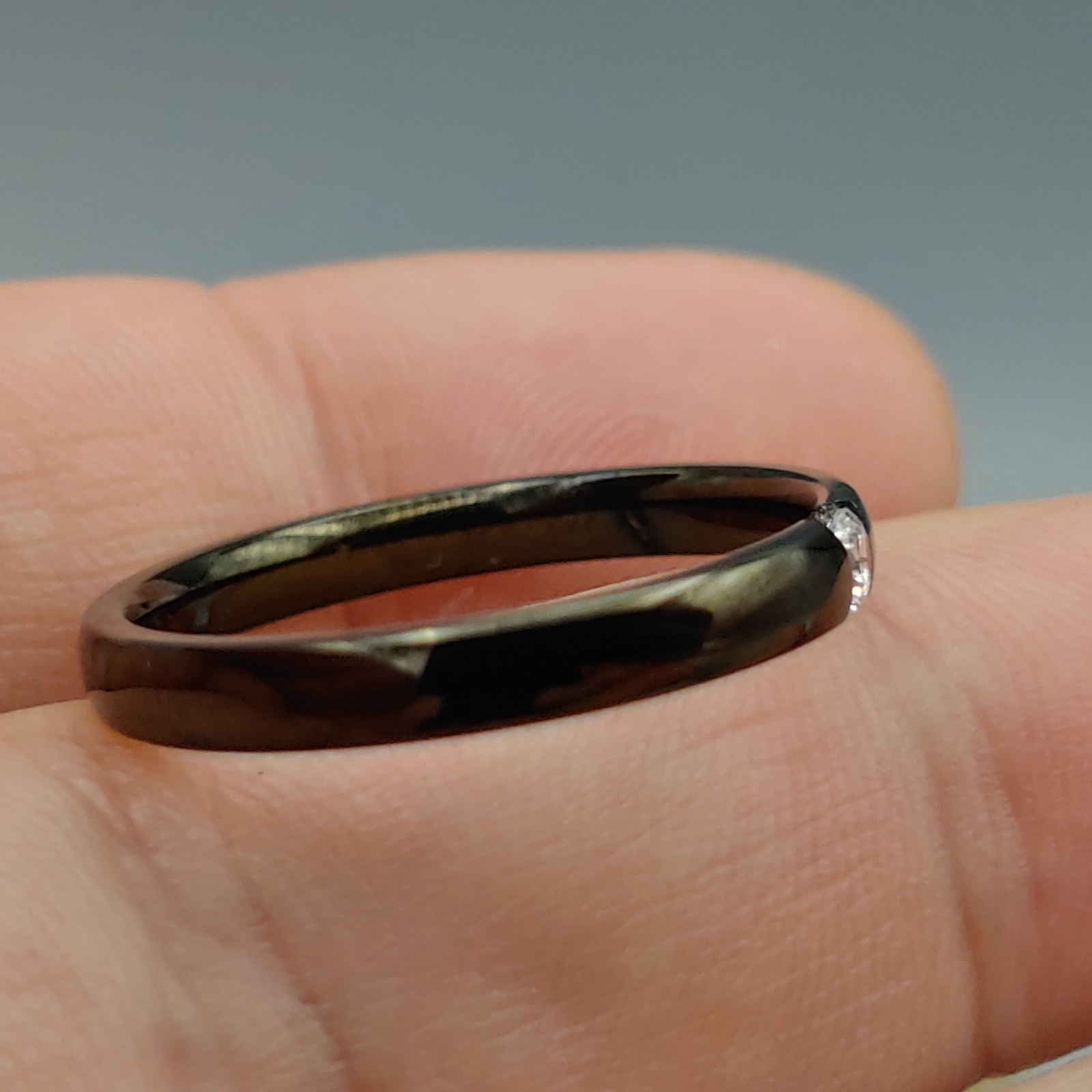 Round Cut Tension Set Style Black tone ring size 11 weighs 2.7g band 3mm