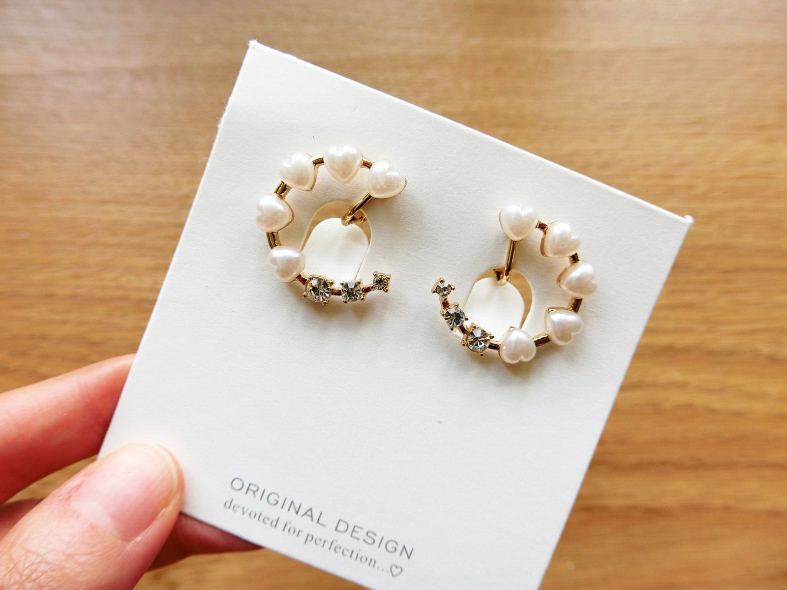 Sweetheart Pearls & Shiny Crystal Circle Hoop Gold Metal Clip Earrings,2.5×2.5cm