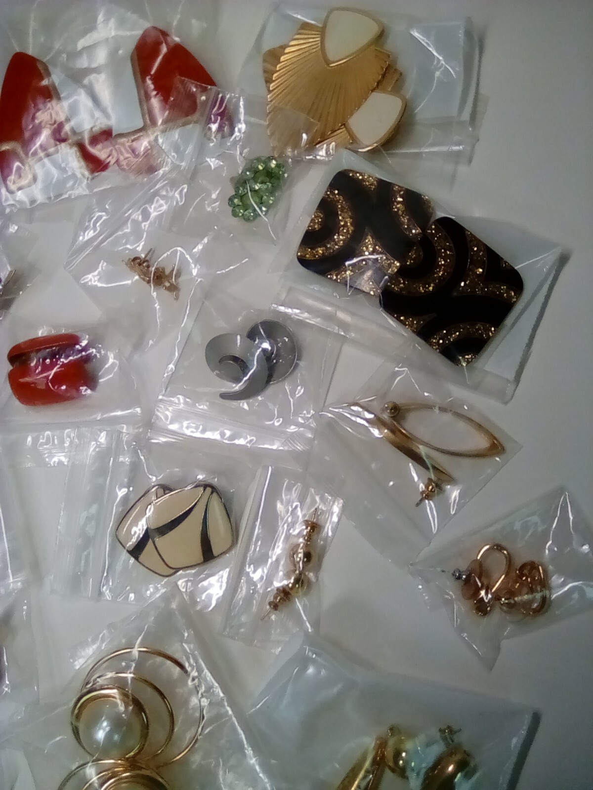 30 assorted pair pierced fashion earrings (see pictures)