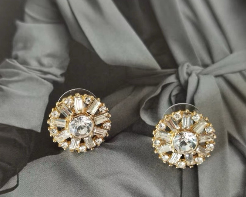 J crew Crystal Snowflake Stud Earrings Casual Formal Elegant DUTY INCL.