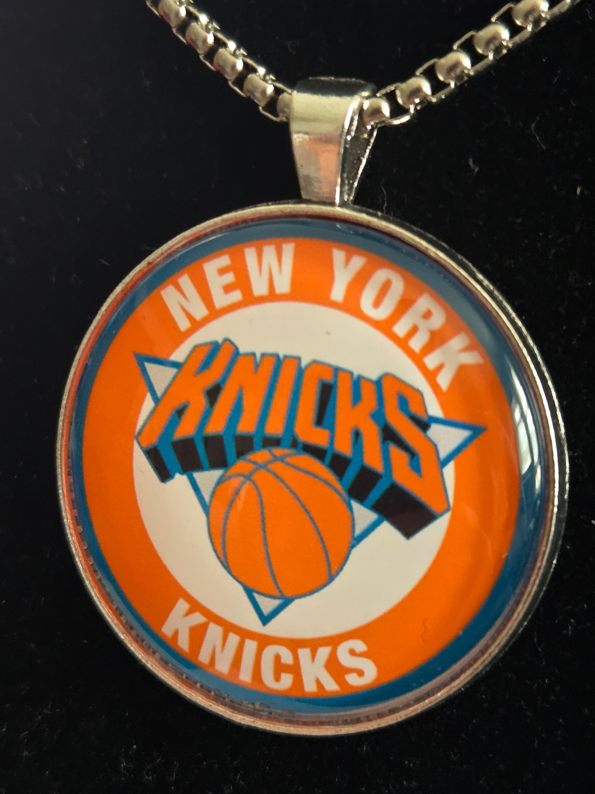 NY KNICKS( ORANGE/BLUE) 35MM ROUND PENDANT WITH 22″ BOX NECKLACE-NEW