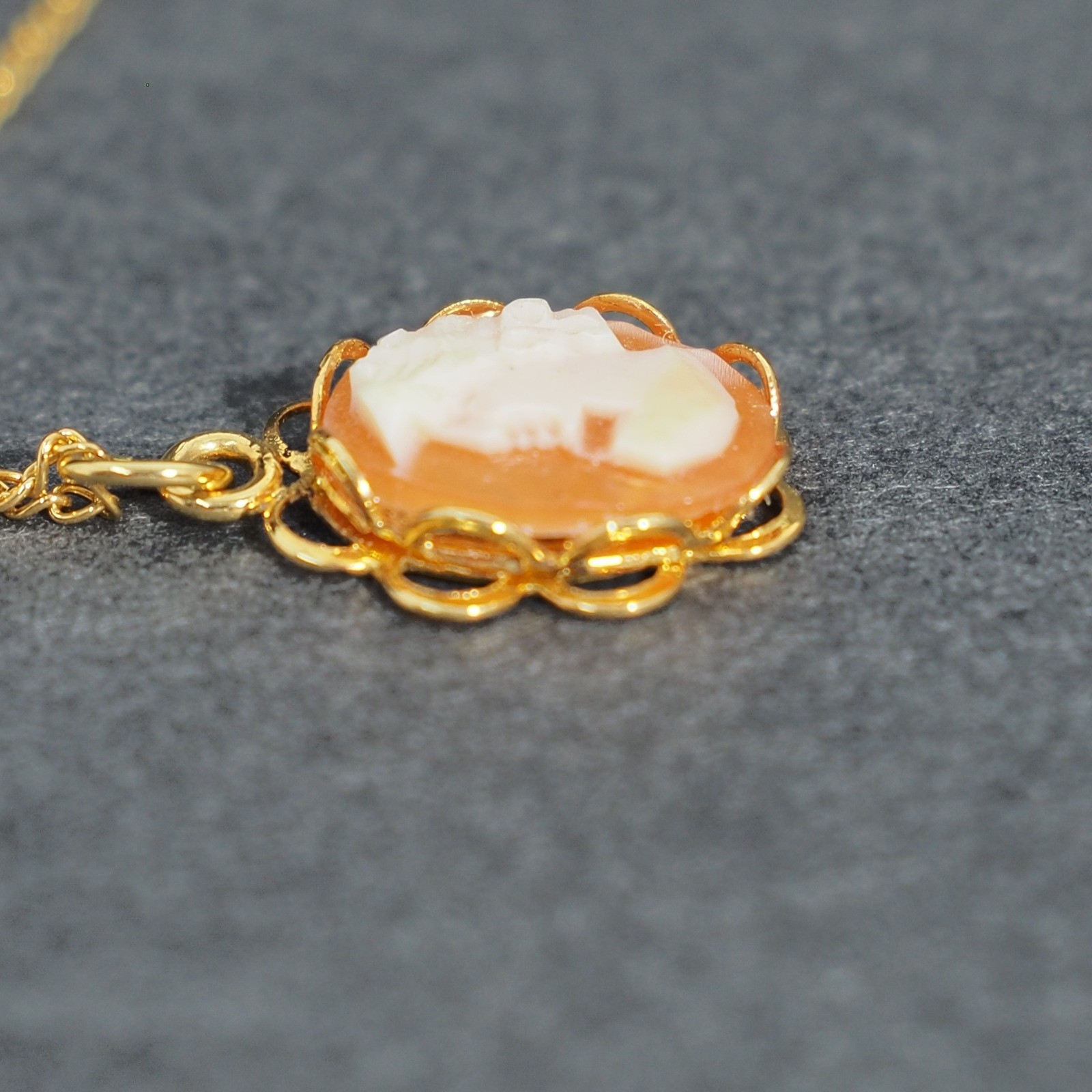 Cameo Pendant 1/20 12KGF 18 Inch Necklace Carved Profile Scalloped Dainty Simple