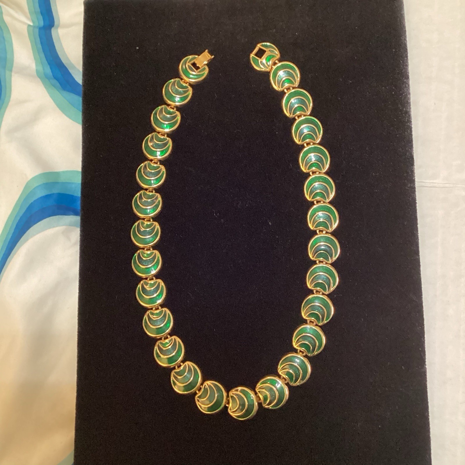 Vintage Style Emerald Green Enamel Scalloped Link Gold Tone Collar Necklace 17″