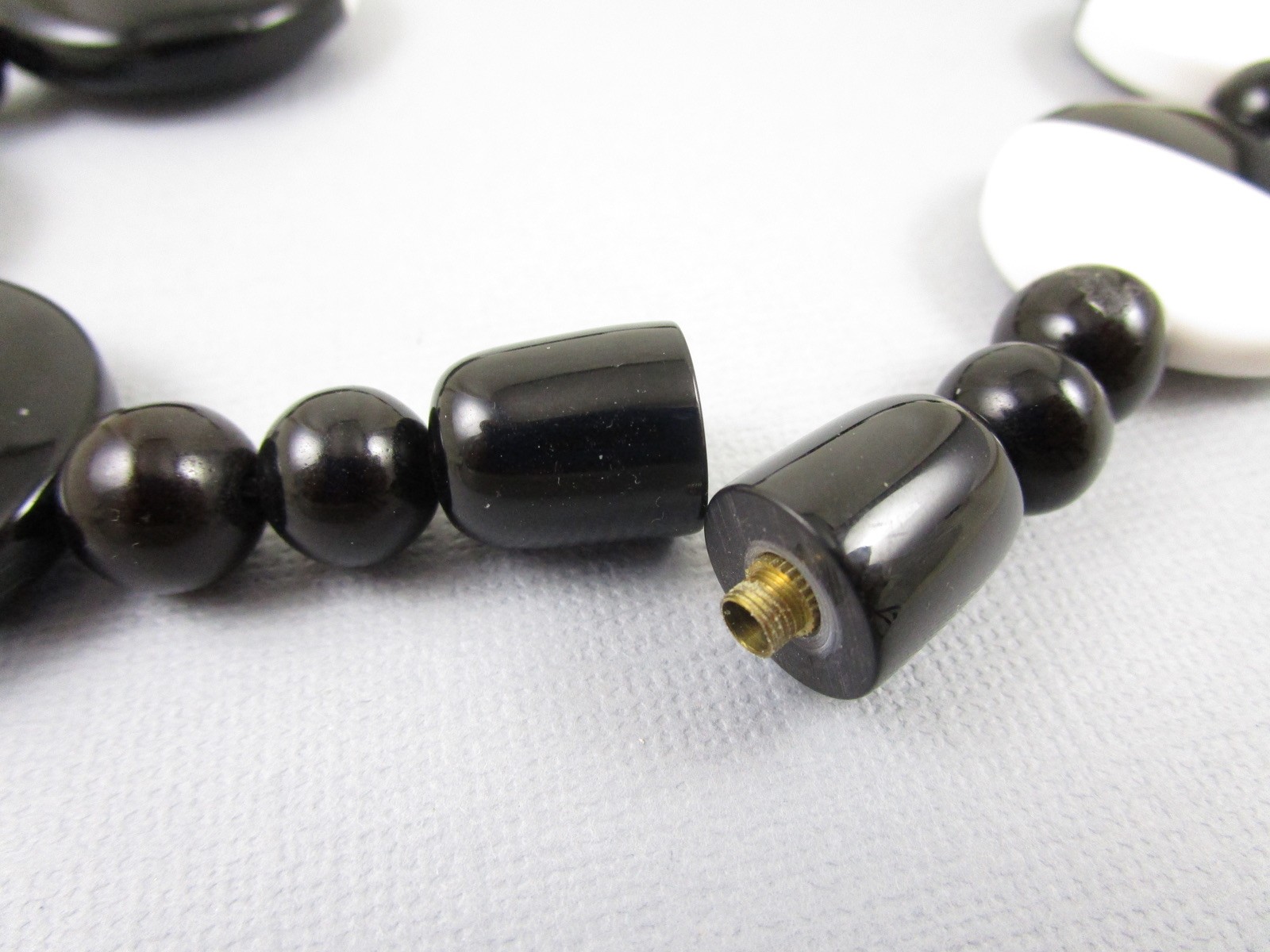 GRAPHIC MARION GODART BLACK & WHITE RESIN CHOKER NECKLACE – FRANCE