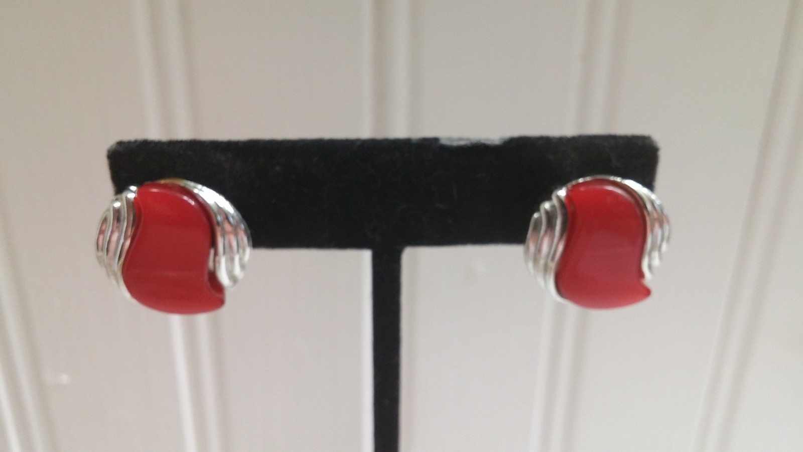 Vintage Star Silvertone Metal Red Thermoset Plastic Swirl Disk Screw-on Earrings