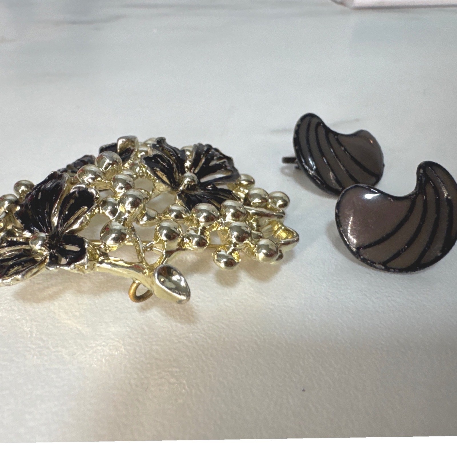 Vintage Sarah Coventry Gold Tone Black Floral Leaf Brooch Pin and Blk Earrings