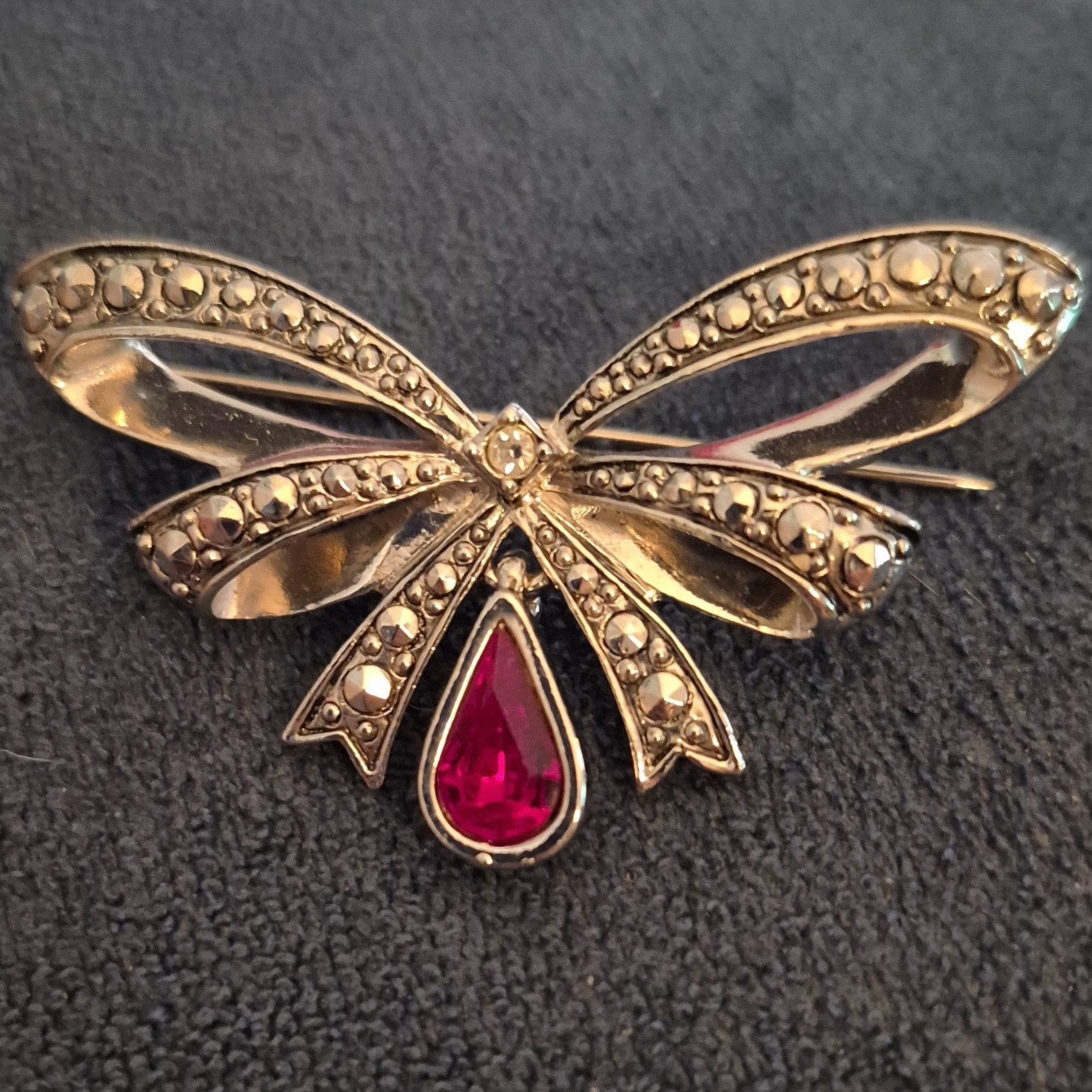 Gold Tone Bow Brooch Pin Red Teardrop Rhinestone Metal Ribbon Theme
