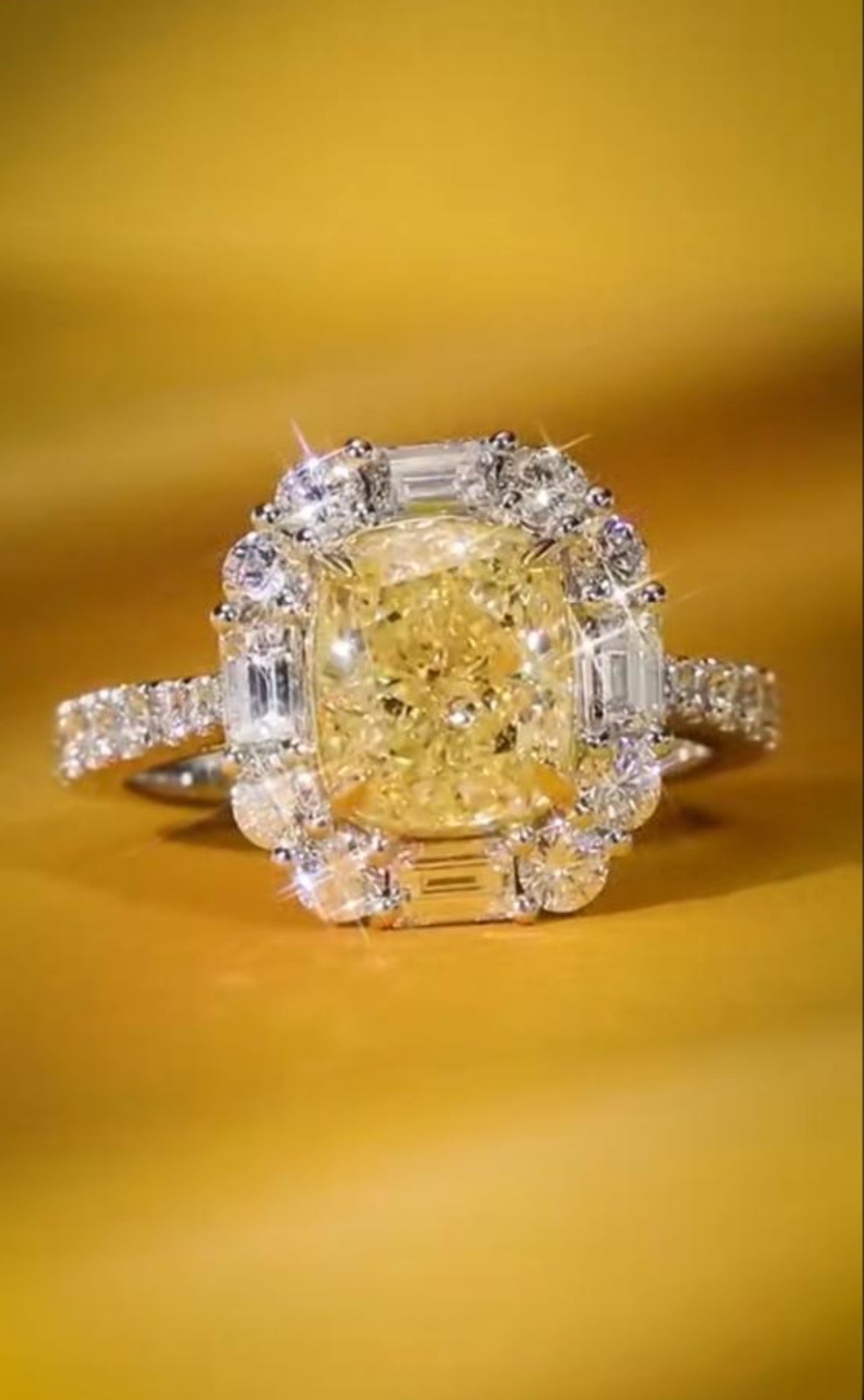 RING FOR WOMEN IN LAB DIAMOND CVD AND YELLOW STONE IN SILVER