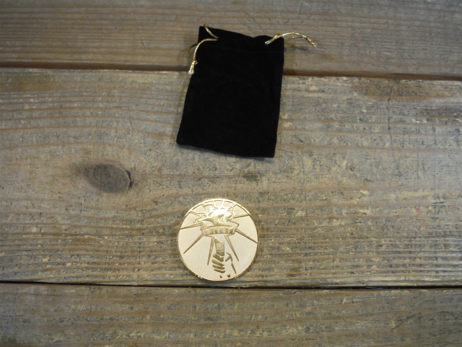 Atlanta 1996 collectors souvenir 2-1/2″ gold colored medallion medal *B03