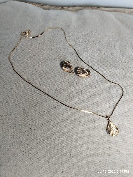 Elegant Avon Gold Tone Pearlesque Pendant Necklace & Earr Set