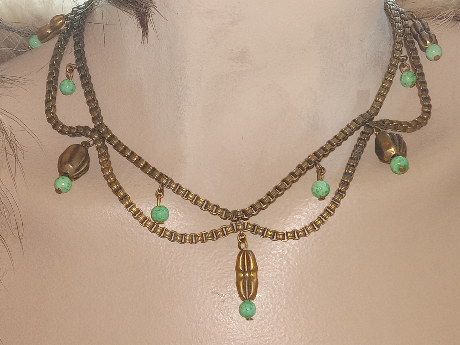 VINTAGE GOLDTONE 3.5MM BOX LINK, W/GREEN BEADS FESTOON NECKLACE 16″