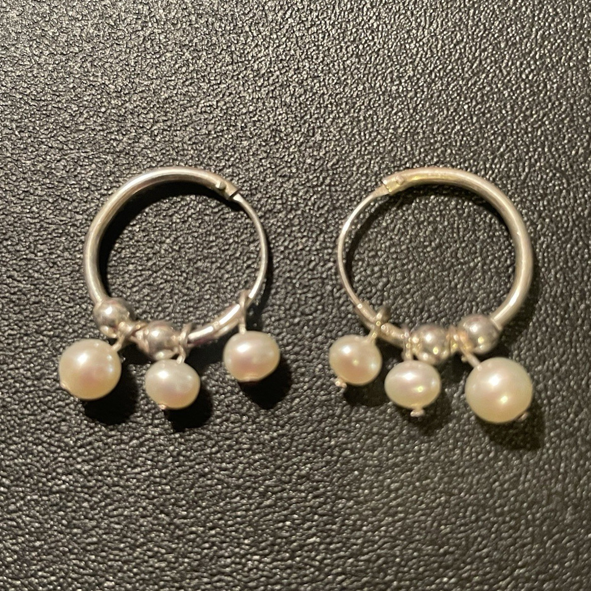 Hoop Dangle/Drop Earrings Silver Tone Metal White Round Pearl Bead 0.7in