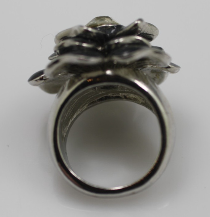 Silver tone silvery black gray enamel clear stone flower cocktail ring size 7