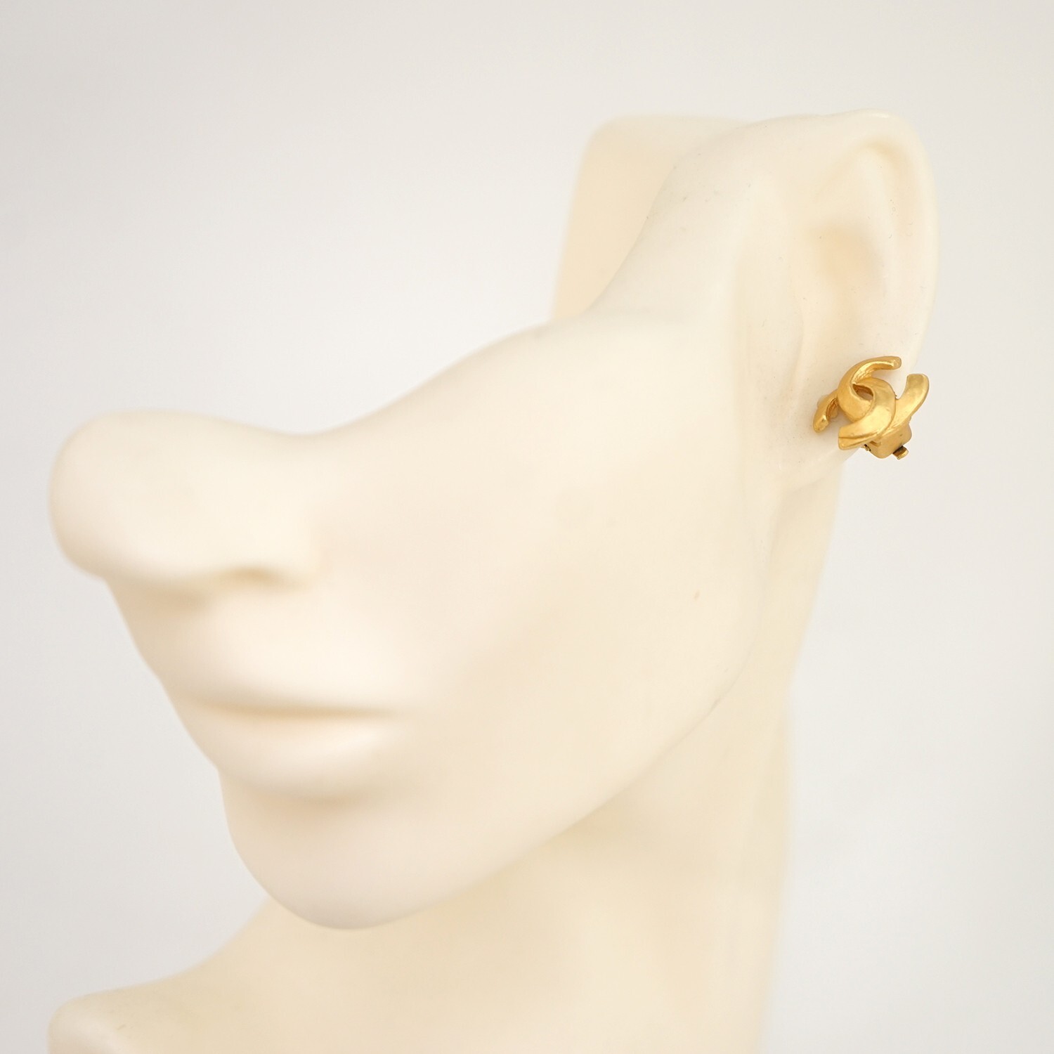 CHANEL CC Logos Vintage Clip-On Earrings Gold Tone 00T Auth w/Box #8313