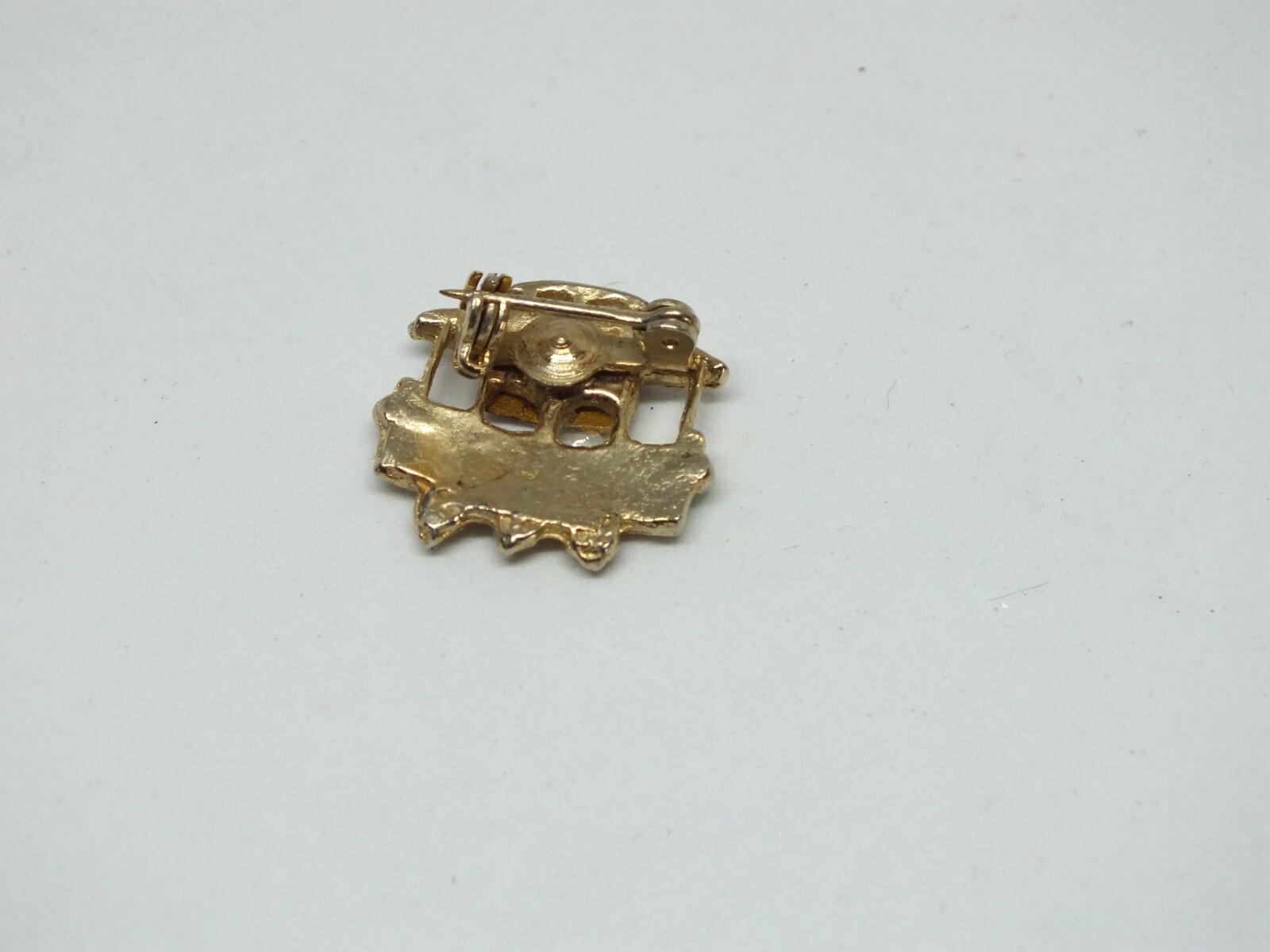 Beautiful Brooch Pin Gold Tone Cable car Colorful Rhinestones 3/4 x3/4″ CUTE
