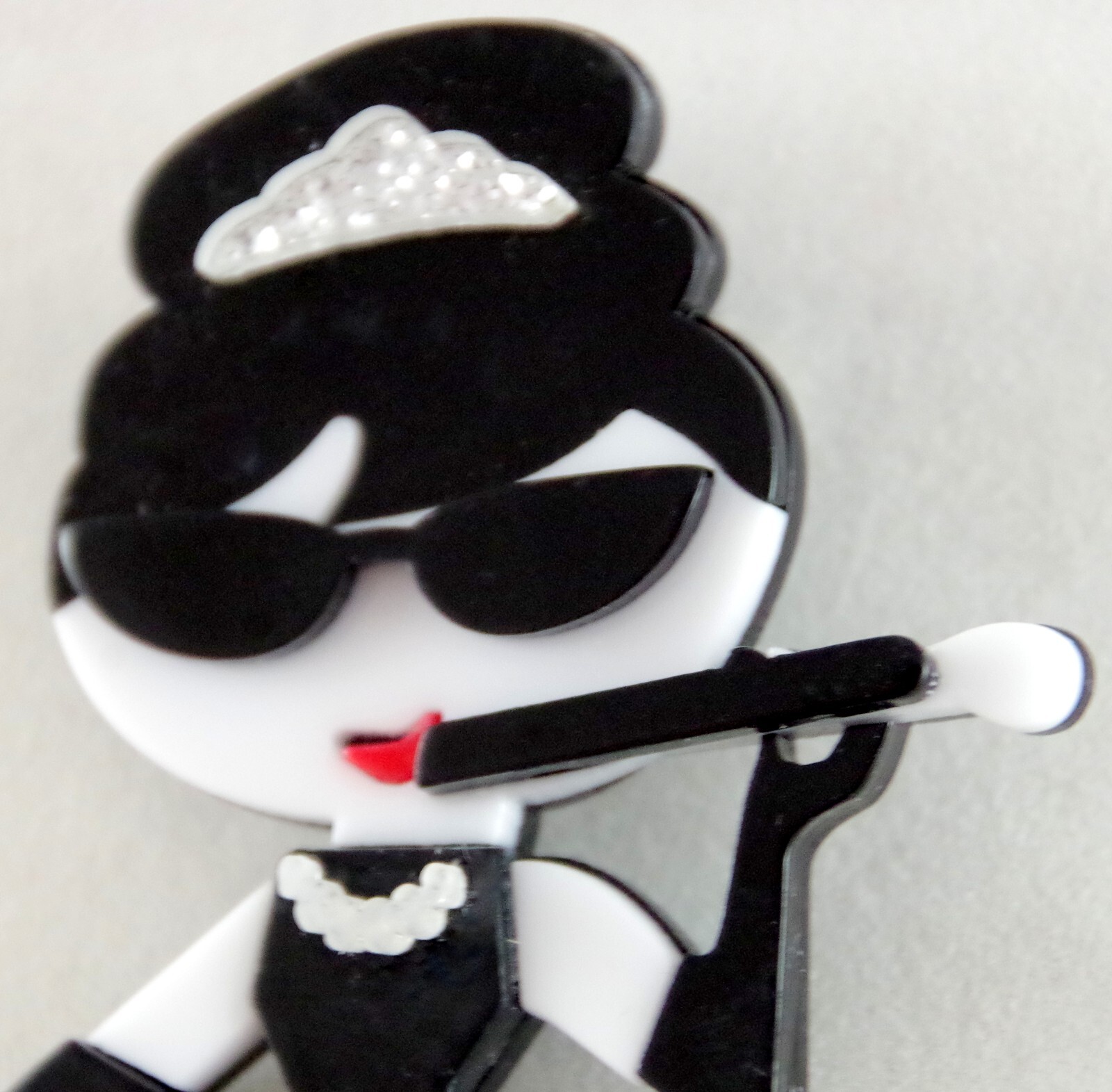 Cool! NWOT BIG 3″ AUDREY HEPBURN BREAKFAST AT TIFFANY’S MOVIE ACRYLIC BROOCH PIN