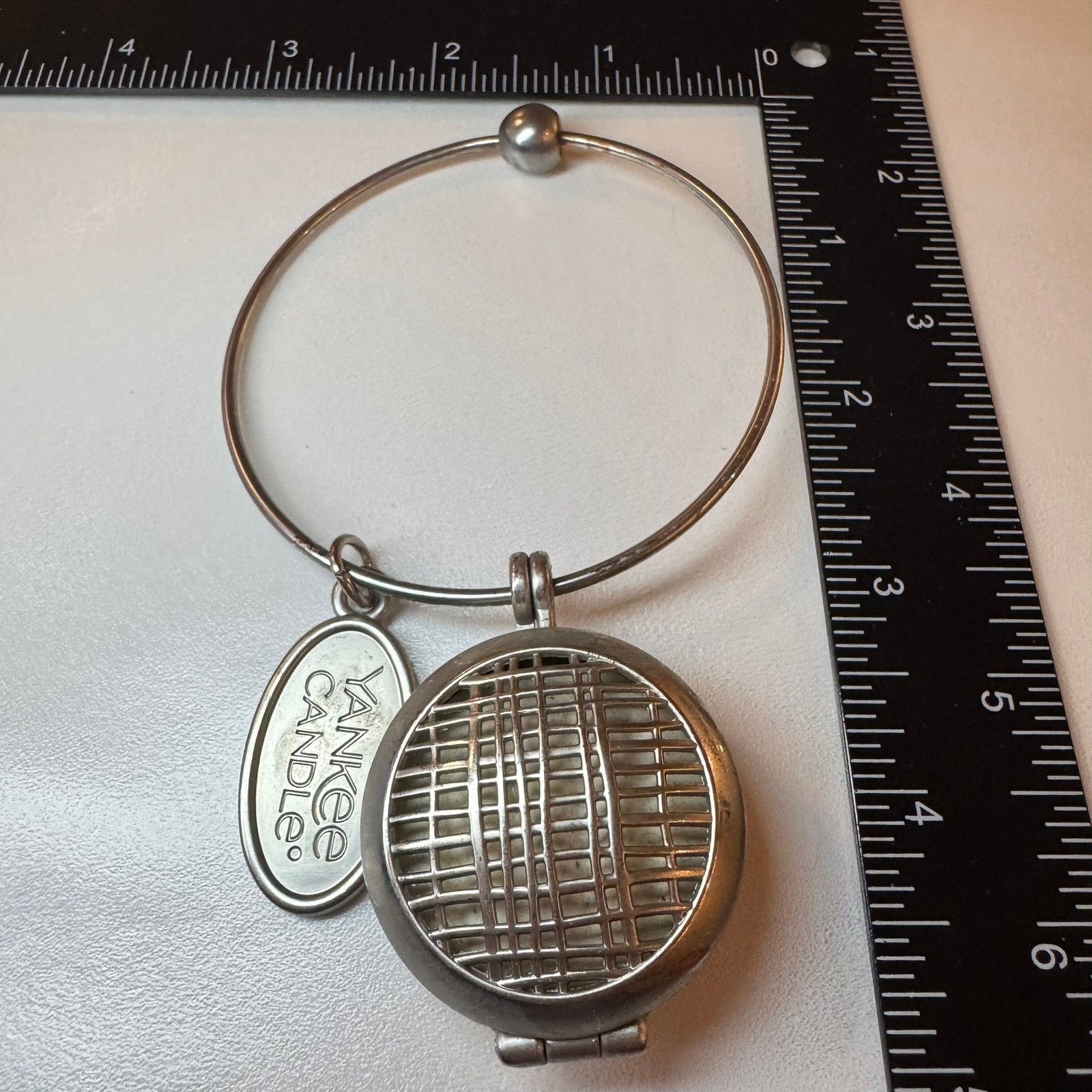 Yankee Candle Silver Tone Bangle Bracelet Aromatherapy Diffuser Charm