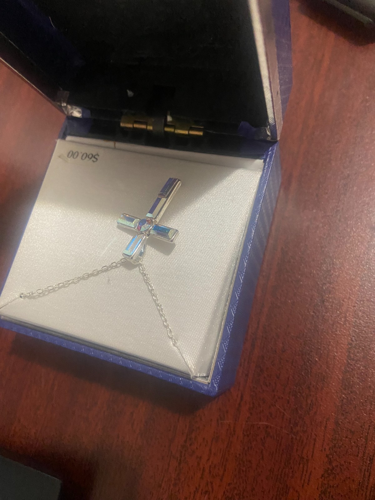 Unisex silver chain with a silver cross.