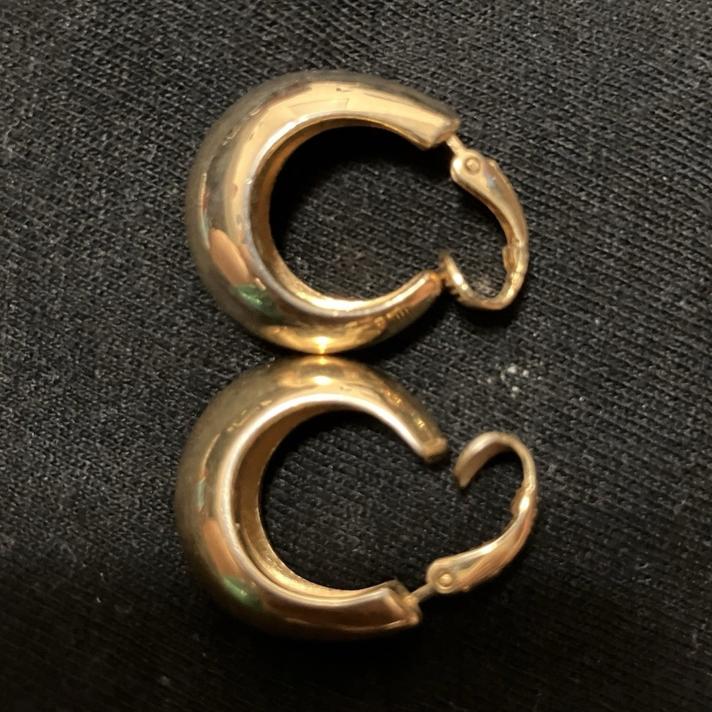 Trifari Crown Signed Gold Tone Hinged Round Hoop Earrings Lobe Metal No Stone